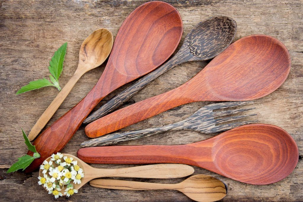 Place a wooden spoon - 28 Home Life Hacks To Make Life Easier