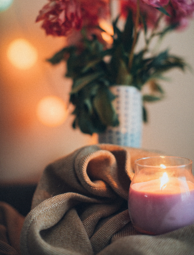 Cozy candle - Fall Beauty Must-Haves